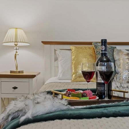 Sweet Luxury Three Rooms Apartment City Center Universitate Bukarest Exteriör bild