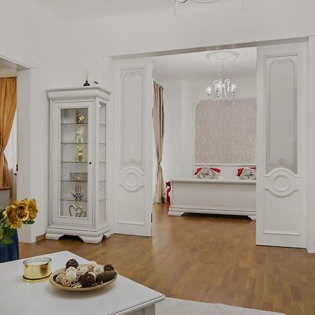 Sweet Luxury Three Rooms Apartment City Center Universitate Bukarest Exteriör bild