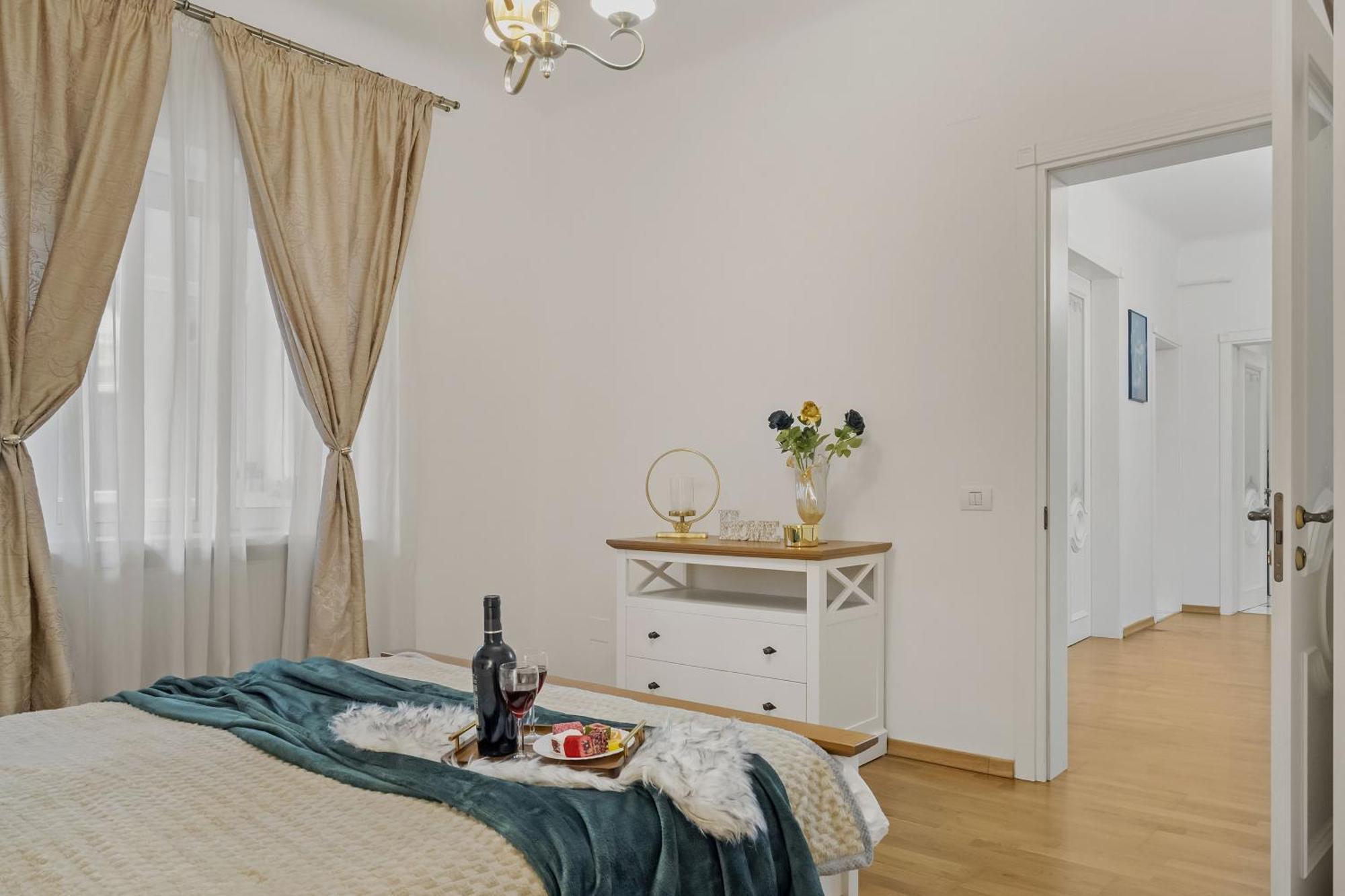 Sweet Luxury Three Rooms Apartment City Center Universitate Bukarest Exteriör bild