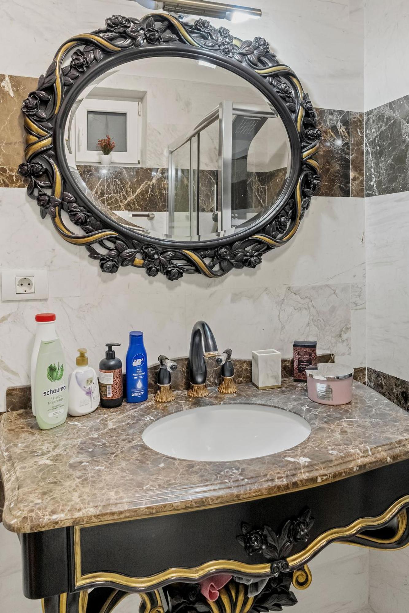 Sweet Luxury Three Rooms Apartment City Center Universitate Bukarest Exteriör bild